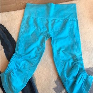 LULU LEMON CROPPED LEGGINGS